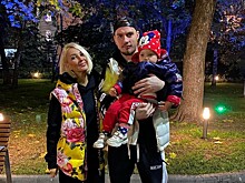 Лера Кудрявцева поделилась видео осенней прогулки с дочерью и мужем