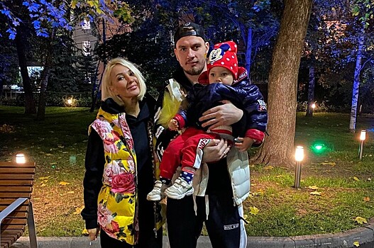 Лера Кудрявцева поделилась видео осенней прогулки с дочерью и мужем
