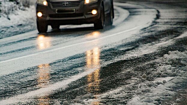 Автоэксперт назвал крайне опасным передвижение на летних шинах в гололед