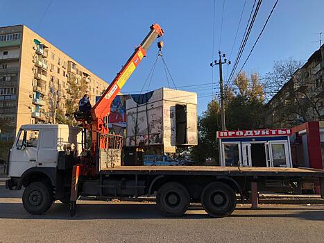 В Астрахани массово вывозят торговые киоски