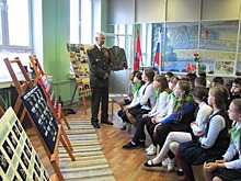В музее школы № 2093 имени героя России Анатолия Савельева проходит выставка копий государственных наград России
