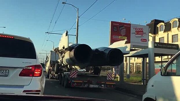 В Краснодаре в автомобильной пробке заметили МиГ-29