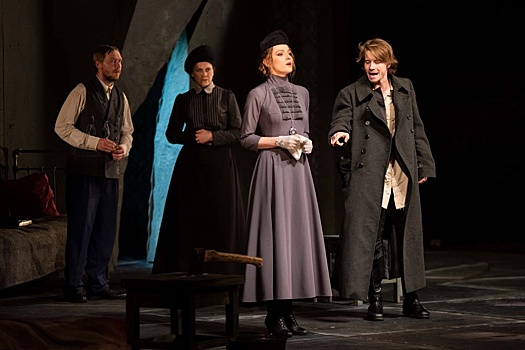 Как костюмы отражают характер героев спектакля "Преступление и наказание"