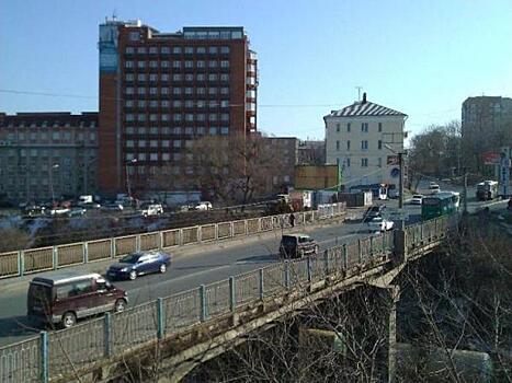 Во Владивостоке реконструируют крупный автомобильный мост над железнодорожными путями