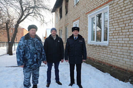 В Мордовии сотрудники полиции, МЧС и УФСИН помогли выбраться из пожара учительнице и двум детям