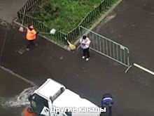 Служба «Черпачок»: москвич снял на видео странную борьбу коммунальщиков с дождем