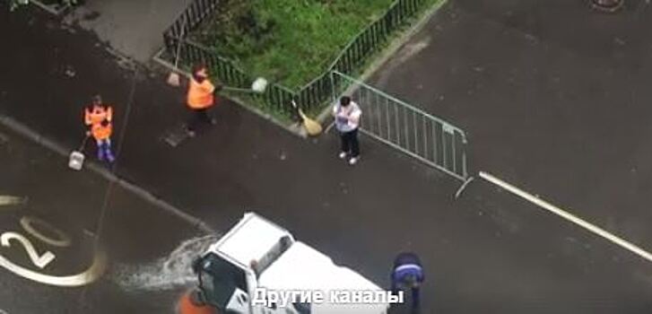 Служба «Черпачок»: москвич снял на видео странную борьбу коммунальщиков с дождем