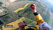 «Самая опасная головоломка»: блогер собрал кубик Рубика в прыжке с самолета