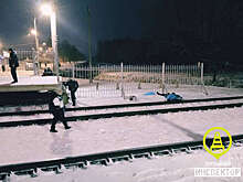 В Петербурге мужчина попал под поезд, его не спасли