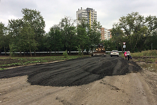 Дорогу к микрорайону в Ленинском отсыпали старым асфальтом и отчитались о прошлогоднем ремонте