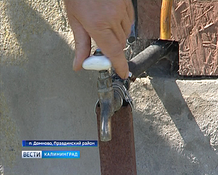 «Песок и запах болота»: жители посёлка под Правдинском жалуются, что уже год живут без воды
