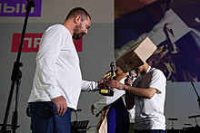 Победитель фестиваля «Короче» пришел за наградой с коробкой на голове