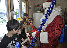 В Смоленской области Полицейский Дед Мороз и Общественный совет поздравили подшефную многодетную семью