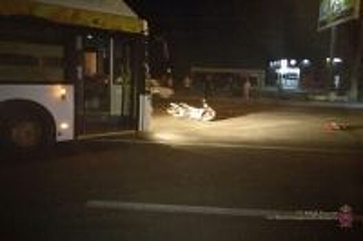 «Нива» въехала в автобусную остановку в Волгоградской области