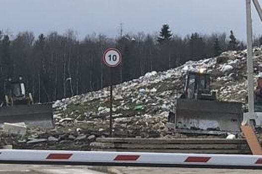 В Нижневартовске горит свалка. Возгорание ликвидируют 20 единиц техники
