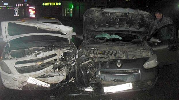 Водитель Renault Logan протаранил столб в Самарской области