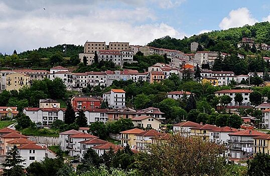 Мэр итальянской Теоры зовет семьи с детьми пожить в городе и обещает за это заплатить