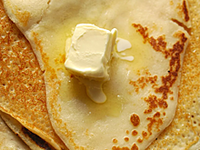 Диетолог предупредила о вреде сочетания сладких блинов и алкоголя