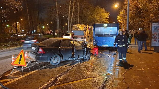 Легковушка врезалась в автобус на остановке на Череповецкой улице