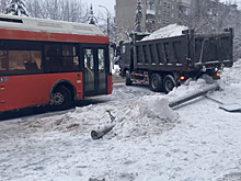 Опора ЛЭП рухнула на пассажирский автобус в Нижнем Новгороде