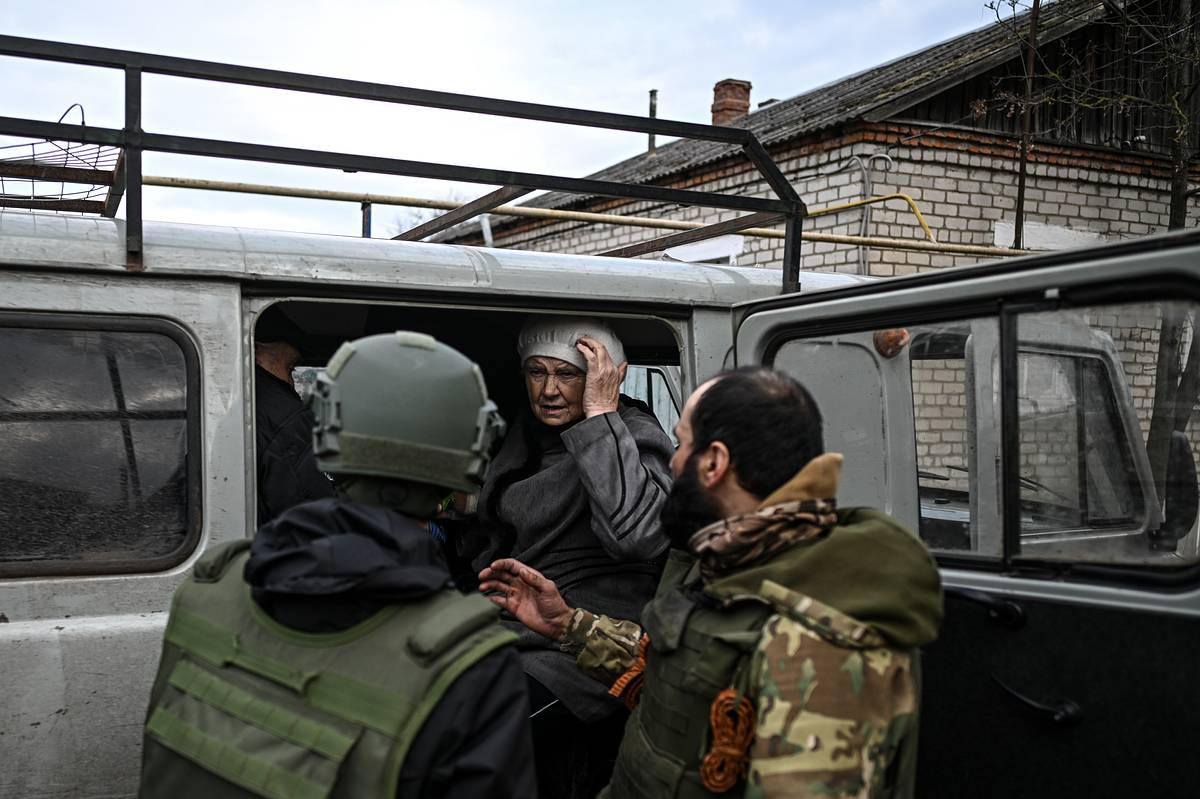 Из Красноармейска эвакуировали 300 мирных жителей