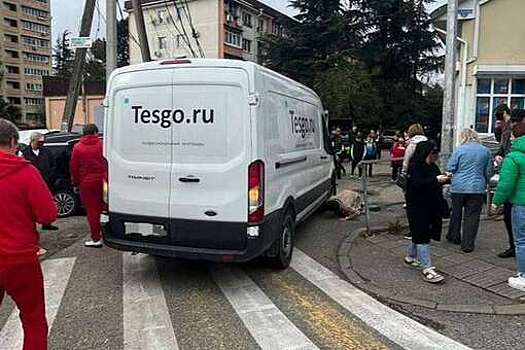 В Сочи водитель фургона сдавал назад и насмерть задавил пенсионерку