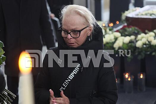 Плачущую Ларису Долину заметили на церемонии прощания с Александром Олейниковым