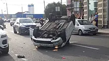 В Петербурге автомобиль перевернулся из-за самокатчика
