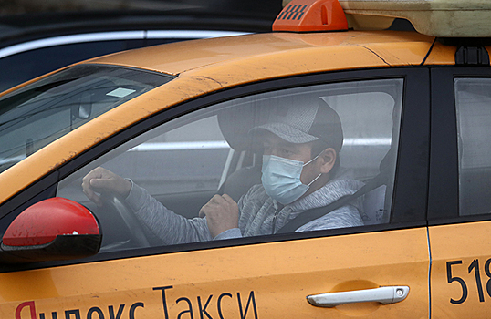 В Тюменской области продлили запрет на работу в пассажирском транспорте и такси для мигрантов