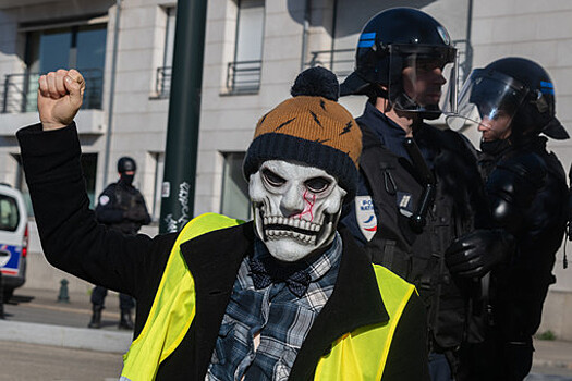 Французская полиция применила газ против "желтых жилетов" и противников QR-кодов