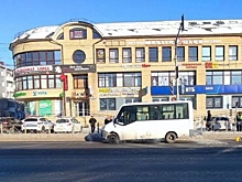 В Омске маршрутка сбила трех девушек на переходе