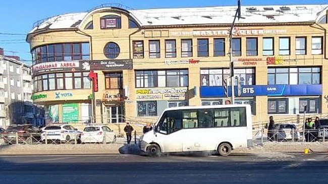 В Омске маршрутка сбила трех девушек на переходе