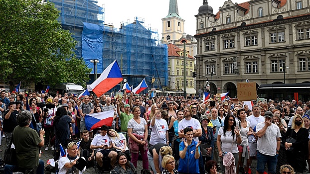 В Праге несколько сотен человек протестуют против «паспортов вакцинации»