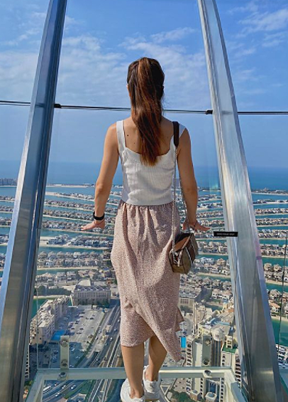 "Смотровая площадка The View at The Palm расположена на 52-м этаже небоскреба Palm Tower, на высоте 240 метров. С площадки открывается панорамный вид на остров Palm Jumeirah, городские небоскребы и Арабский залив".