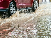 Половодье в Самарской области: машины глохнут в воде, в ходу резиновые сапоги
