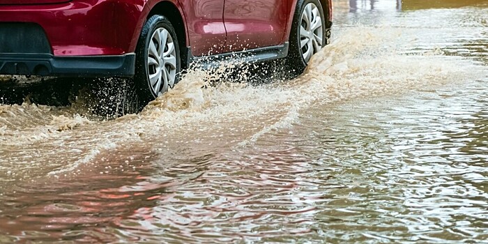 Половодье в Самарской области: машины глохнут в воде, в ходу резиновые сапоги