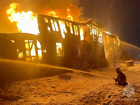 В Новом Уренгое пожарные борются с возгоранием в деревянном доме