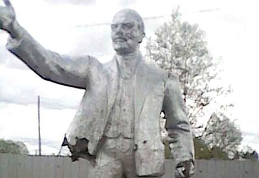 Школьники разбили битами памятник Ленину из-за его идей