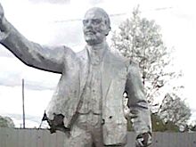 Школьники разбили битами памятник Ленину из-за его идей