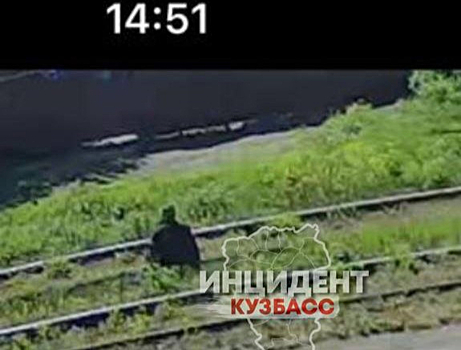 Трамвай сбил лежащего на путях мужчину под наркотиками в Кемерове
