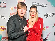 Сексапильная жена "Иванушки" блеснула роскошным декольте