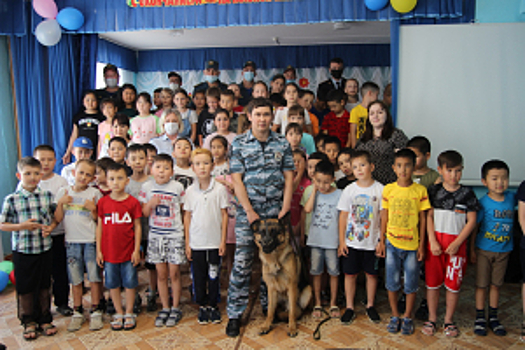 В Астрахани транспортные полицейские совместно с коллегами организовали для детей познавательные экскурсии
