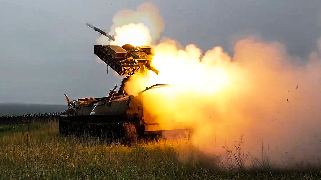 Система ПВО РФ сбила украинский самолет Як-52 с пулеметной установкой