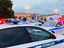 На Урале пенсионер с оружием забаррикадировался в подъезде