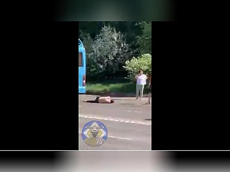 Мужчина упал с троллейбуса в Чите