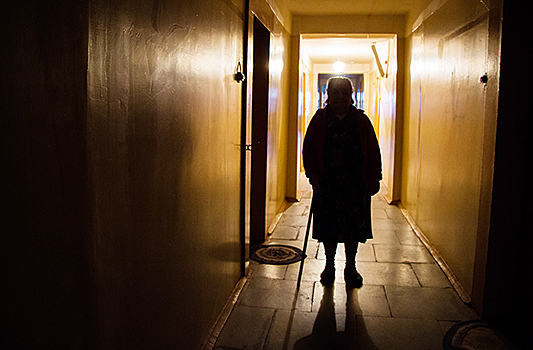 Сиделку задержали за истязание 90-летней пенсионерки