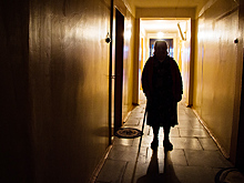 Сиделку задержали за истязание 90-летней пенсионерки