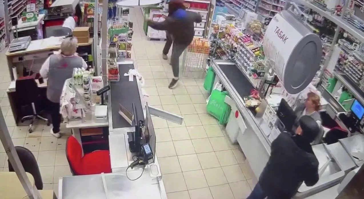 Фитнес-тренер ударил ногой девушку в магазине