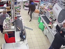 Фитнес-тренер ударил ногой девушку в магазине