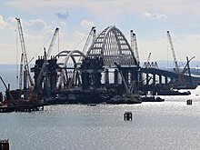 Автодорожную арку моста в Крым подняли на 35 метров и закрепляют на опорах